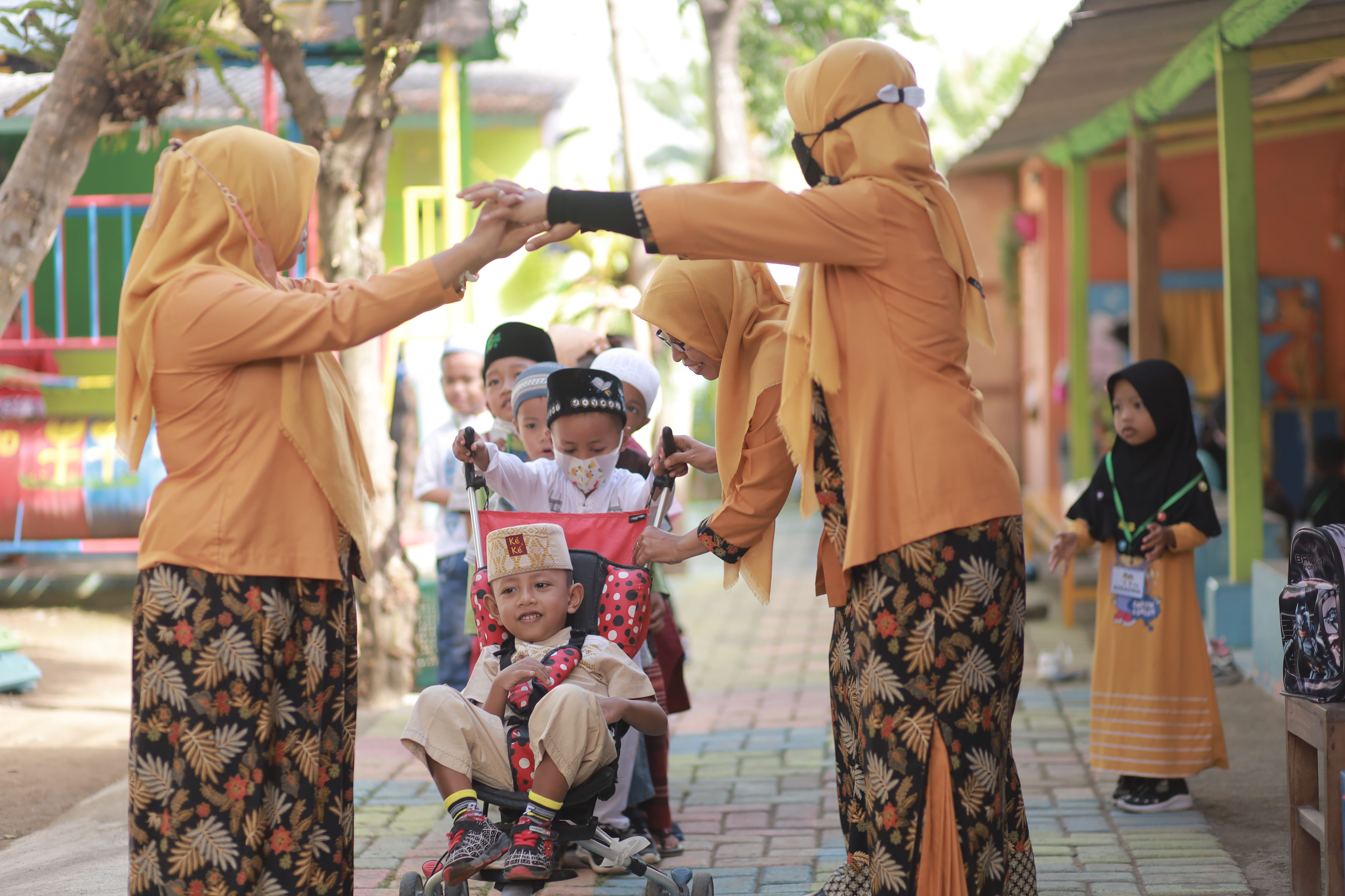 Kegiatan bermain bersama anak disabilitas